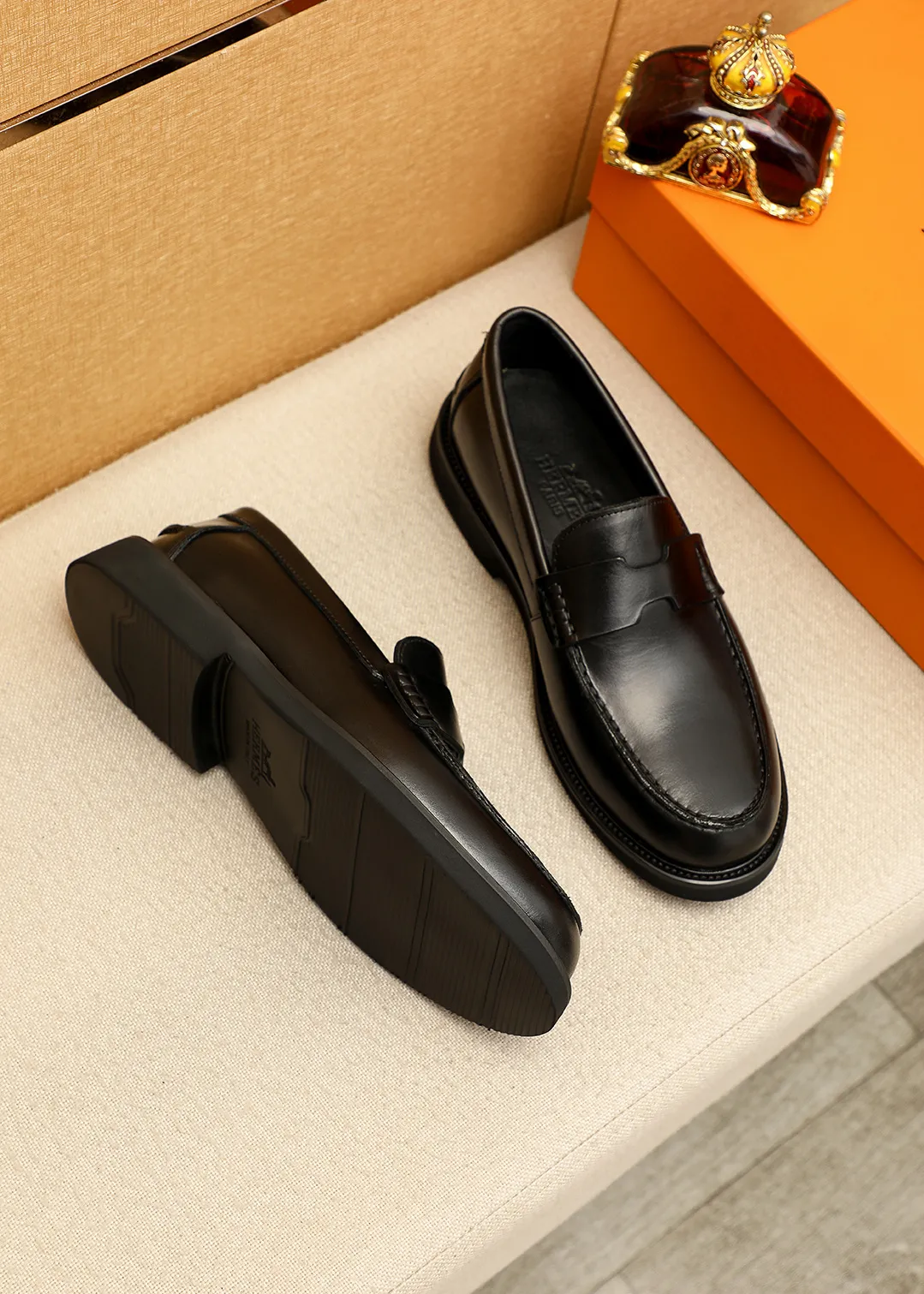 Men's shoes 💰460 💐 Product trademark: HERMES "Hermès" casual leather shoes Regular size: 38-44 (45.46🉑️customized) Product materials: Selected imported first-layer calfskin upper + luxury hardware buckle, imported water-dyed 🐂 cowhide lining. Strong three-dimensional visual effect, foam outsole Color: 4⃣️colors available
